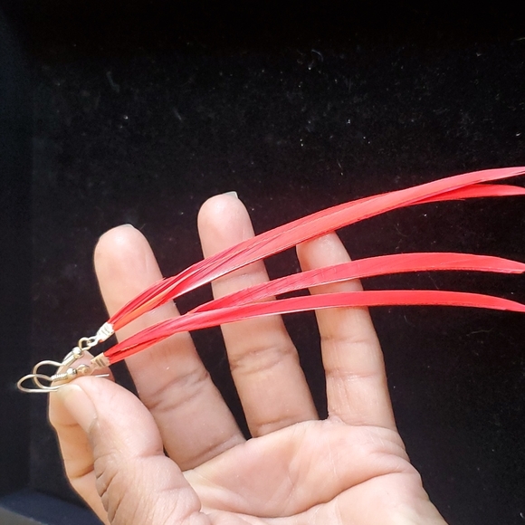 Dyed Red Feather🪶 Earrings ✨️ - Picture 2 of 6